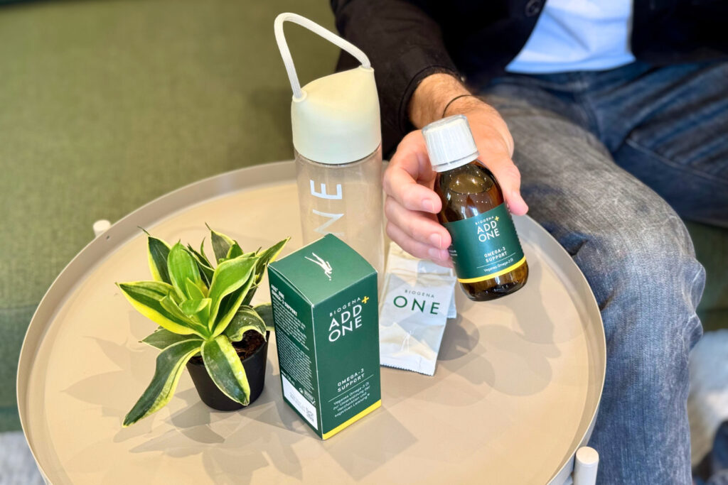 Biogena ADD+ONE Omega-3 Algenöl im Test: Vegan in der Flasche mit Messbecher