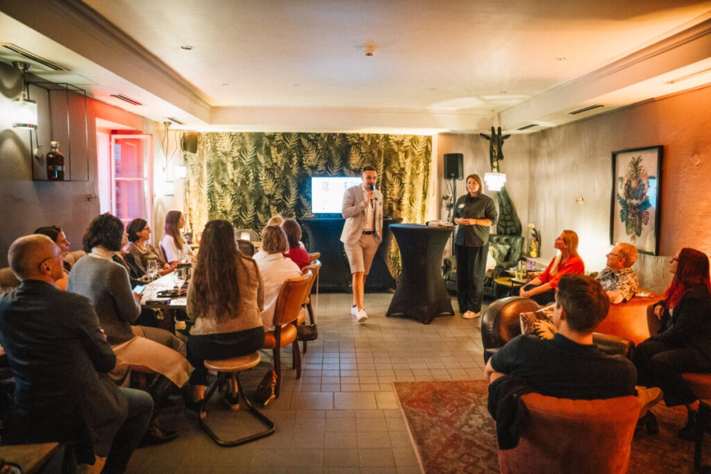 Die VeranstalterInnen Manuel Spors und Julia Gehmacher beim Local Salzburg Event im Gehmacher Café (© Foto: Manuel Spors / LinkedIn Local Salzburg)