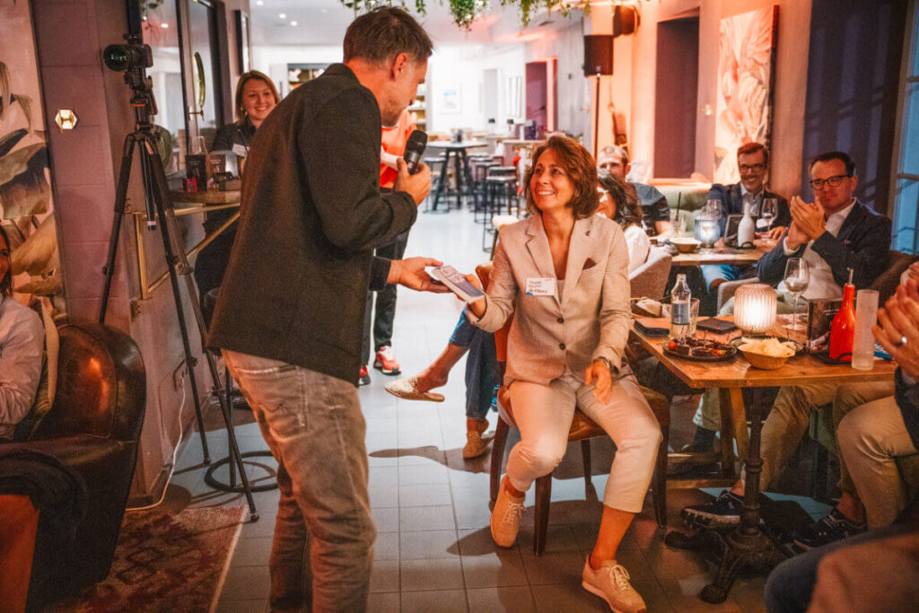 Thomas Sommeregger verschenkt sein Buch OPEN SOURCE beim LinkedIn Local Salzburg Event im Gehmacher Café (© Foto: Manuel Spors / LinkedIn Local Salzburg)