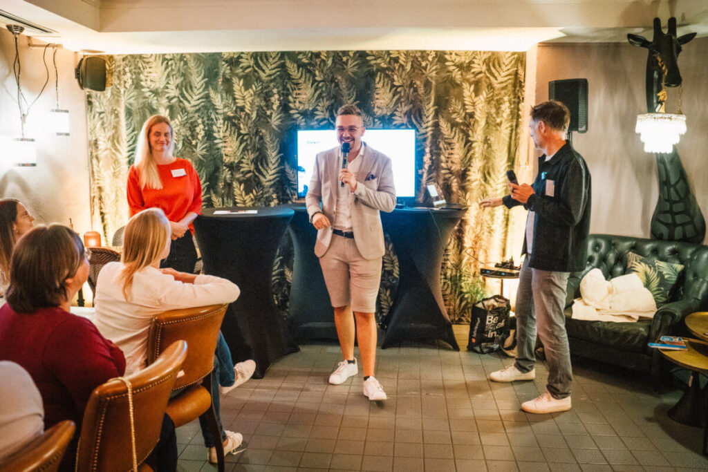Veranstalter und SpeakerInnen beim LinkedIn Local Salzburg Event im Gehmacher Café (© Foto: Manuel Spors / LinkedIn Local Salzburg)