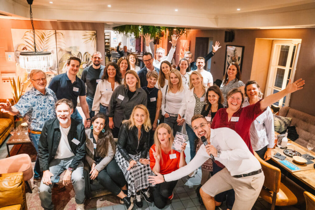 VeranstalterInnen und Publikum beim LinkedIn Local Salzburg Impulsvortrag über Marken und Inspiration (© Foto: Manuel Spors / LinkedIn Local Salzburg)