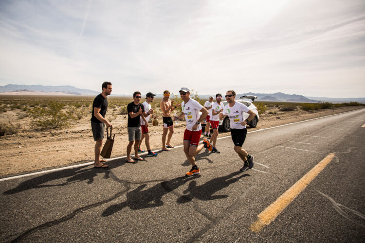 The Speed Project 4.0 - Ein Staffellauf in den USA, von der Küste in die Wüste, von Los Angeles nach Las Vegas. Das "Team Austria" bei der Übergabe © Gernot Eder