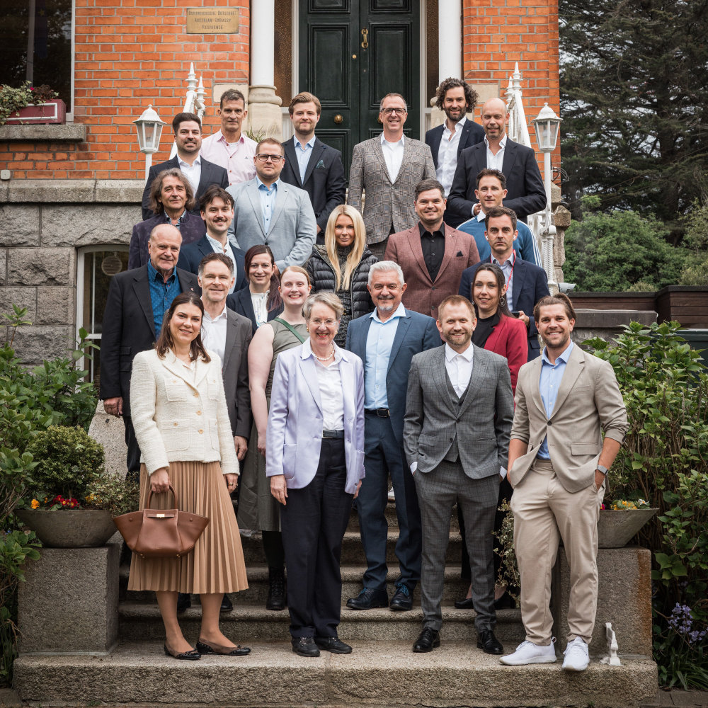 Die österr. Delegation wird von Botschafterin Melitta Schubert empfangen © David Johansson