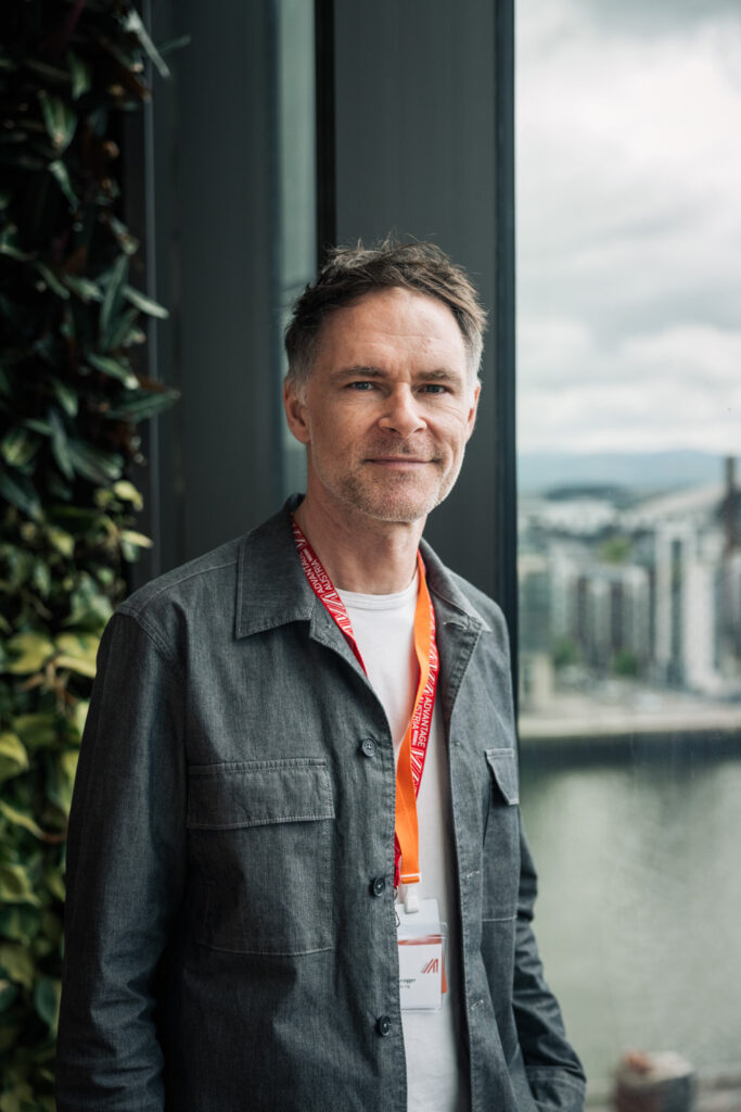 Porträt von Thomas Sommeregger im Salesforce-Tower in Dublin © David Johansson