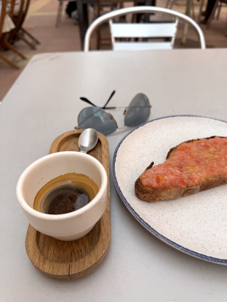 Einfaches Frühstück mit Tostada und Kaffee – für den Start in den Tag