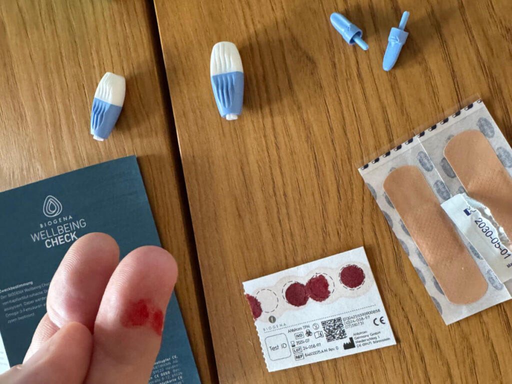 Blutstropfen an der Fingerspitze für die Trockenblutprobe beim Omega-3-Bluttest