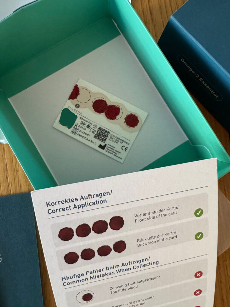 Fertige Trockenblutprobe auf dem Testbogen im Vergleich mit dem Muster aus der Anleitung